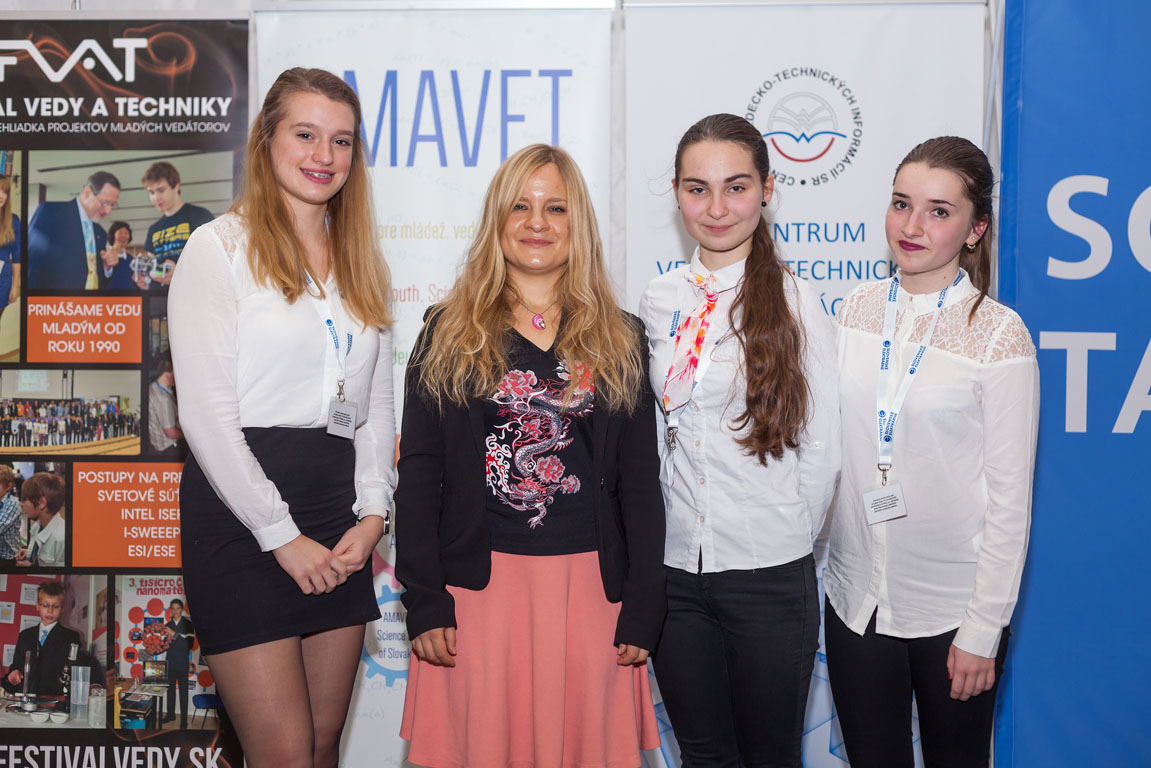 Tretie miesto v súťaži Misia Mars: študentky Soňa Kašická, Katarína Baliková a Paulina Monková s Dr. Michaelou Musilovou   