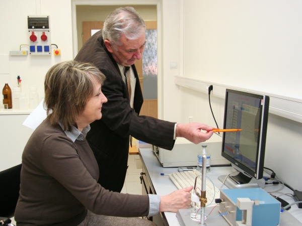 S Katarínou Gmucovou v laboratóriu Fyzikálneho ústavu SAV