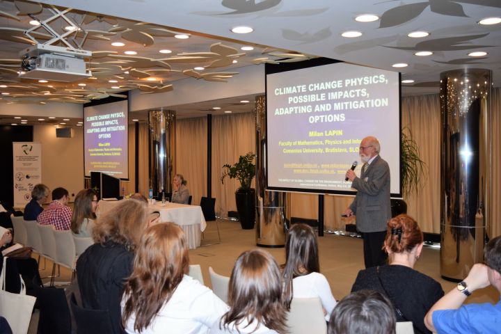 Prof. Milan Lapin prednáša na medzinárodnej vedeckej konferencii v Košiciach