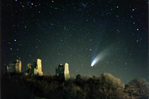 Kométa Hale-Bopp a hrad Divín 29. marca 1997.