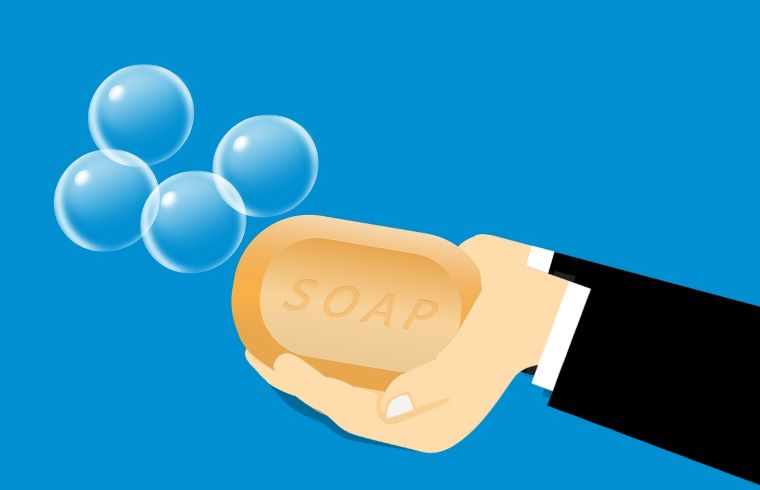 Ilustračný obrázok: Ruky, mydlo, mydlové bubliny. Zdroj: Pixabay.com