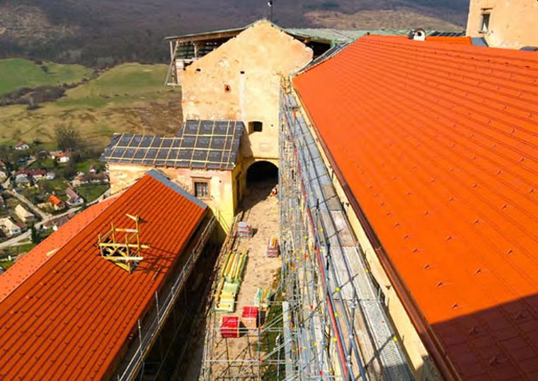 Pohľad z výšky na rekonštrukciu hradu Krásna Hôrka. Zdroj: www.snm.sk