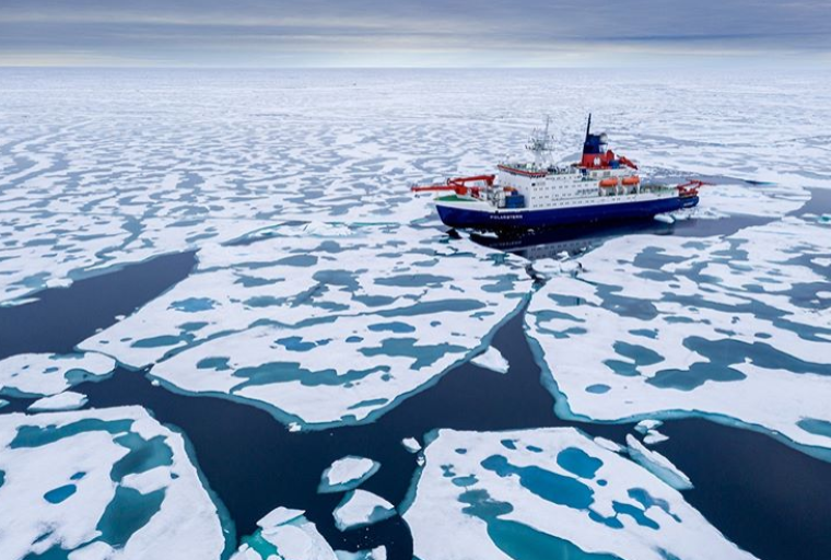 Na foto: Ľadoborec Polarstern medzi roztápajúcimi sa kryhami. Foto: Steffen Graupner Zdroj: Instagram AWI