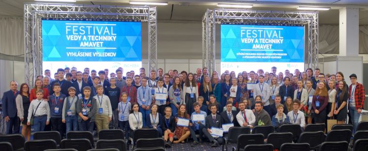 Na foto: Ocenení a organizátori pri vyhodnotení Festivalu vedy a techniky 2019. Foto: Marián Zelenák - NCPVaT