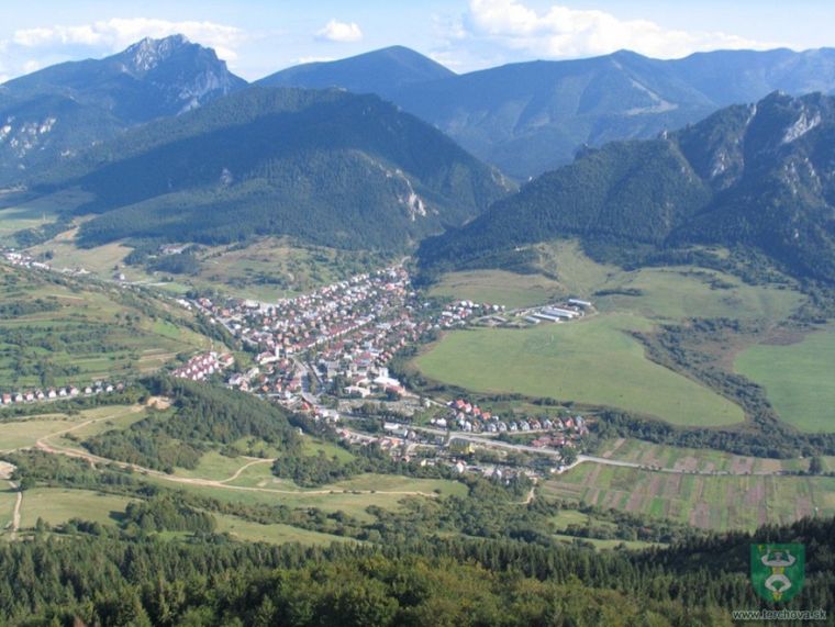 Na foto: Pohľad zhora na Terchovú a okolité kopce. Zdroj: terchova.sk 