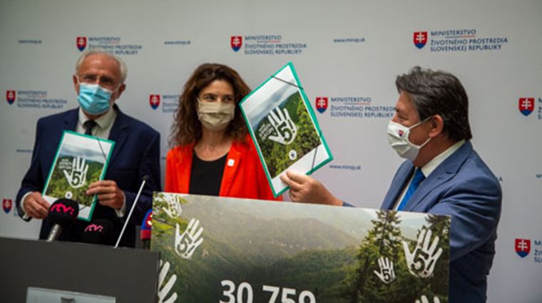 Zľava: minister Ján Mičovský, Miroslava Plassmann z WWF Slovensko a minister Ján Budaj. Zdroj: MŽP SR