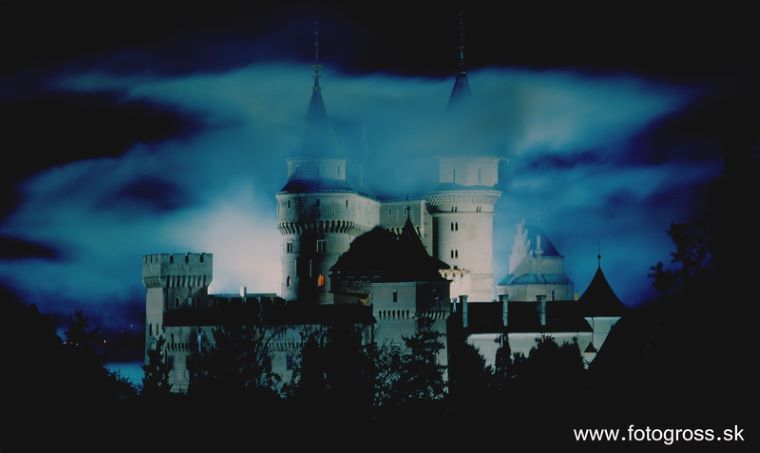 Foto Bojnického zámku v noci. Zdroj: SNM-Múzeum Bojnice 