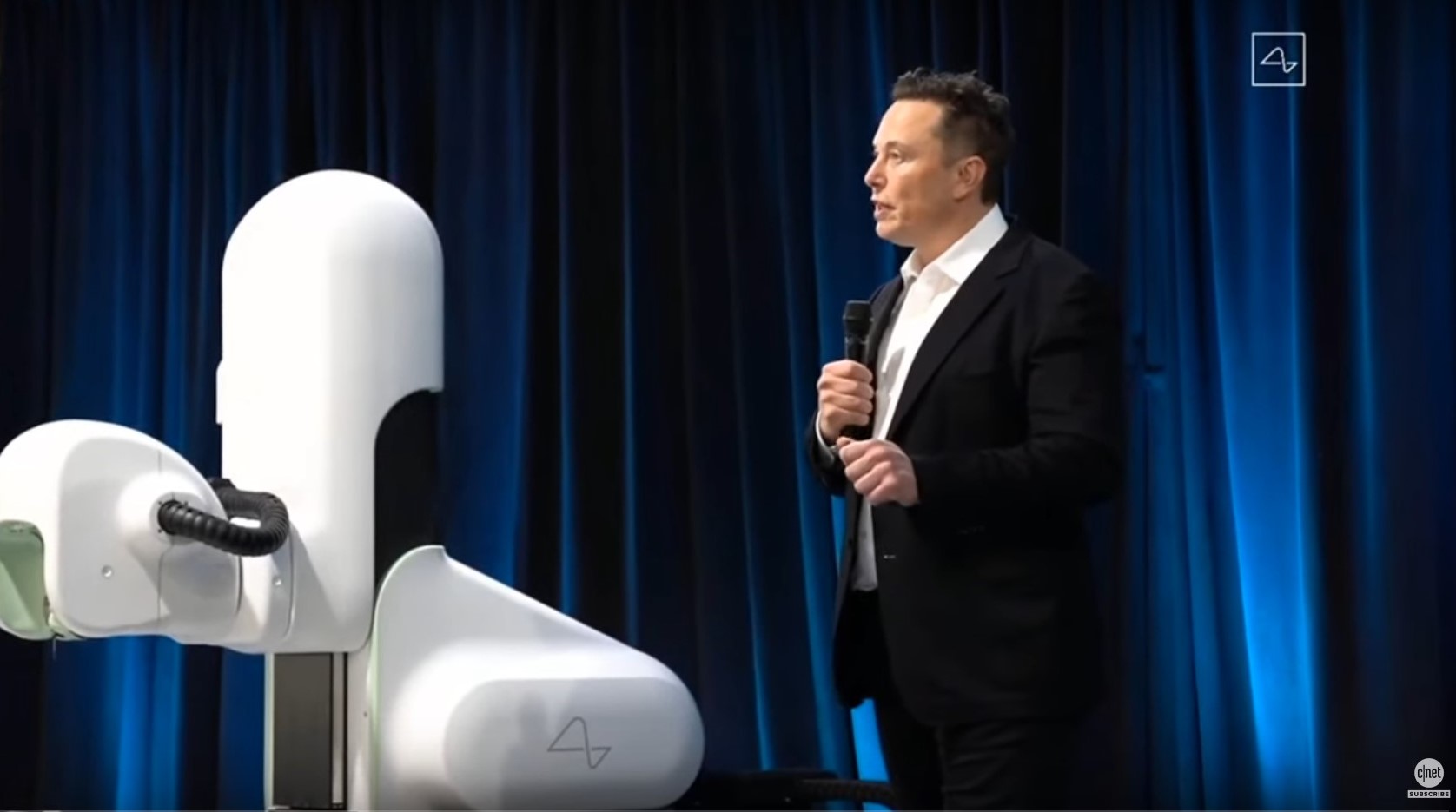 Elon Musk a robot, ktorý dokáže voperovať čip do vrchnej časti mozgu. Zdroj: YouTube