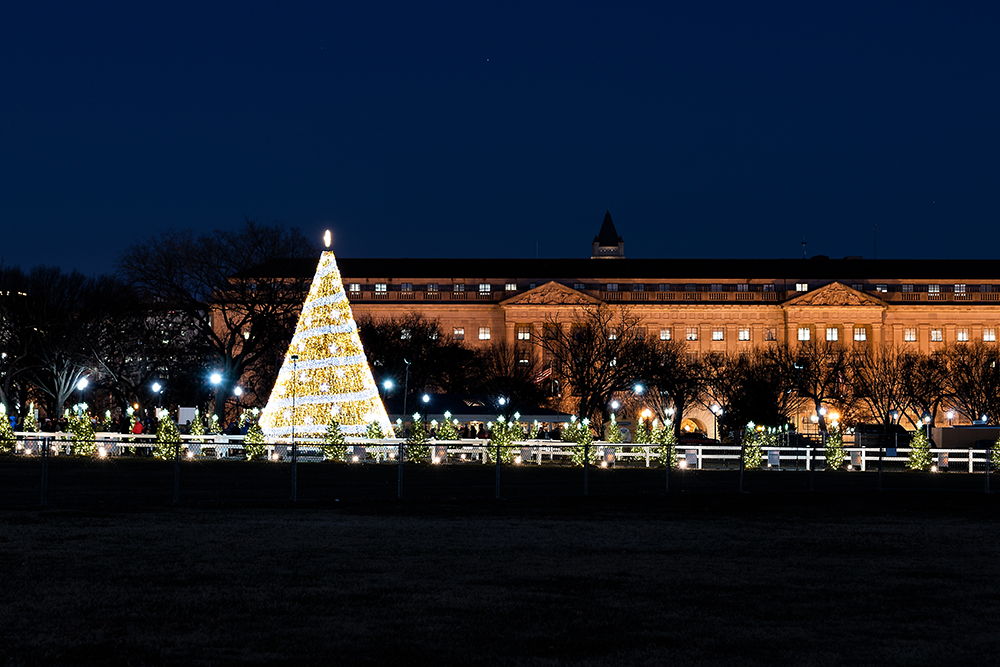 Národný vianočný strom pred Bielym domom vo Washingtone sa rozsväcuje každoročne od roku 1923. Zdroj: iStockphoto.com