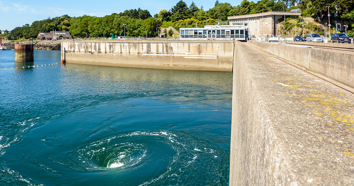 Turbíny prílivovej elektrárne na rieke Rance prevádzkovanou spoločnosťou EDF vytvárajú na hladine víry. Zdroj: iStockphoto.com