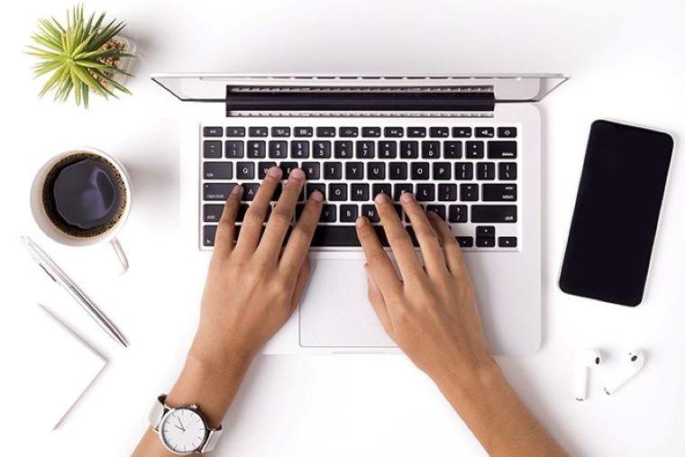 Ilustračný obrázok: ženské ruky na klávesnici notebooku. Zdroj: iStock