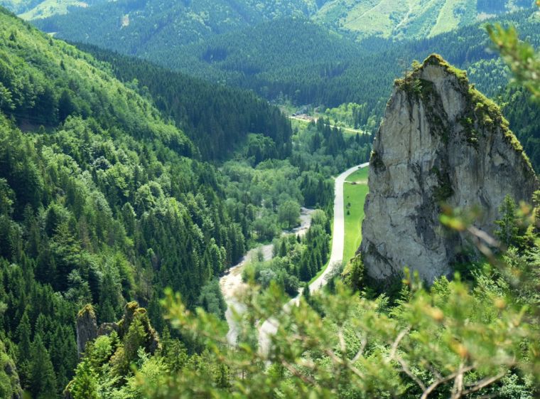 Na foto: pohľad do Vrátnej doliny zhora. Zdroj: terchova.eu