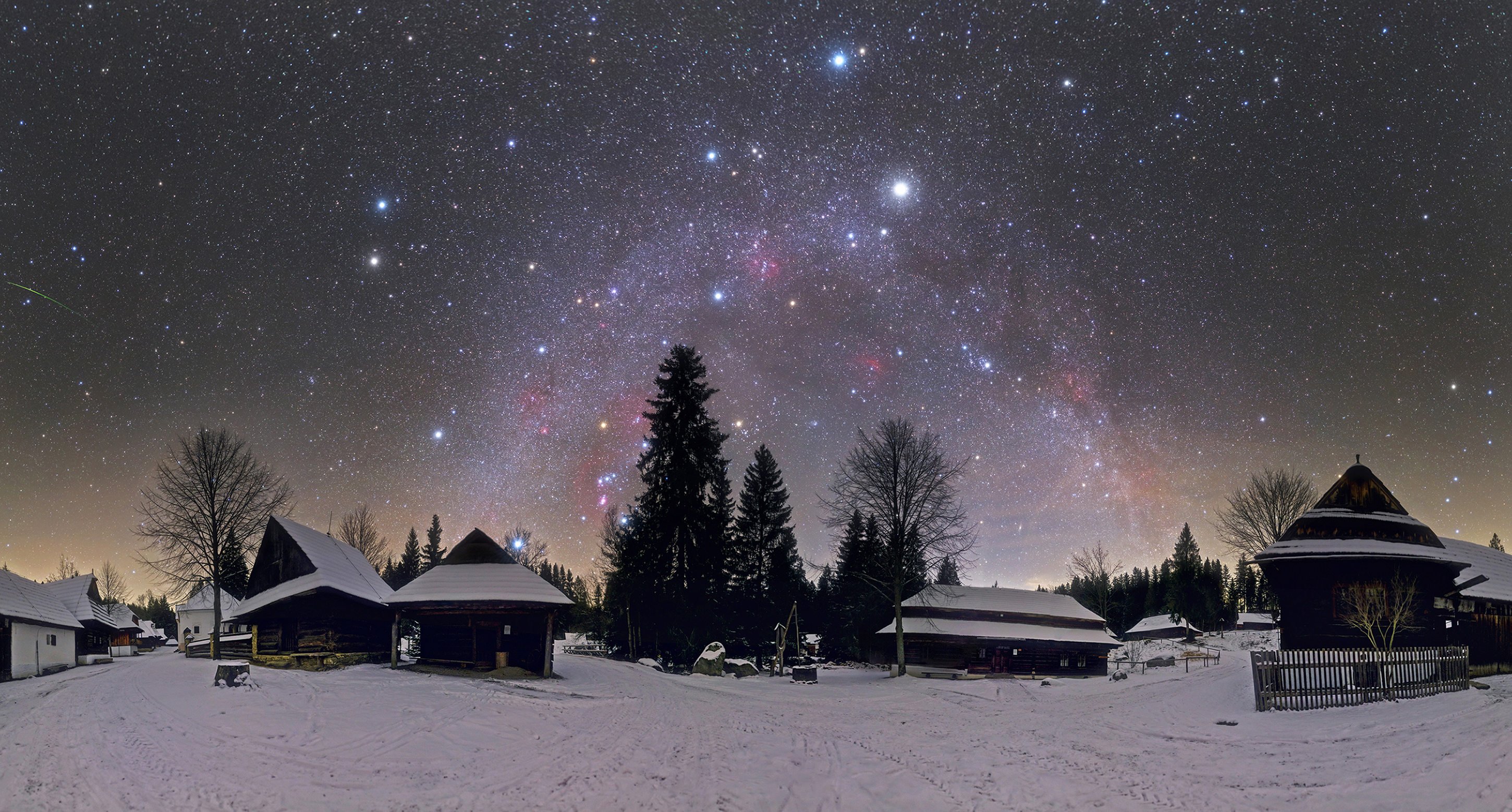 Astronomická fotka dňa 24.12.2019: hviezdna obloha v Múzeu slovenskej dediny v Zuberci, Zdroj: Tomáš Slovinský
