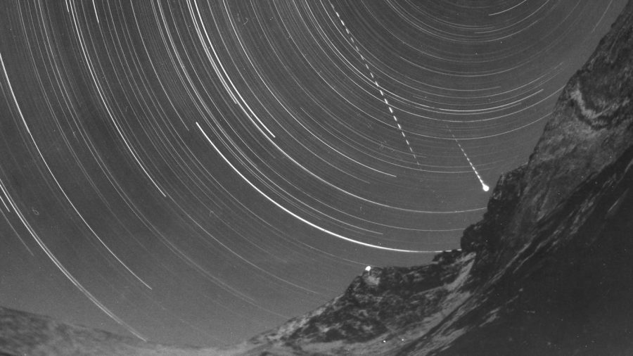 Dva meteory z roja Perzeíd nad Lomnickým štítom. Foto: Archív AsÚ SAV.