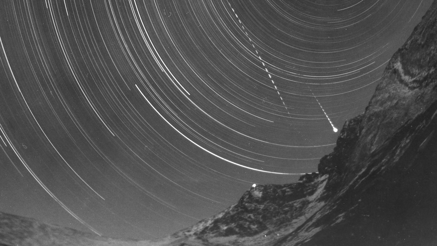 2 meteory z roja Perzeíd nad Lomnickým štítom. Foto: Archív AsÚ SAV.